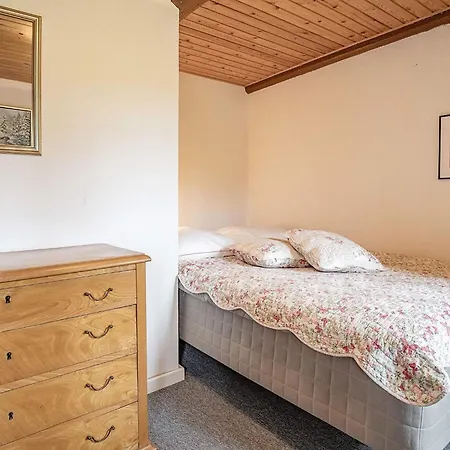 8 Person In Nyaraló