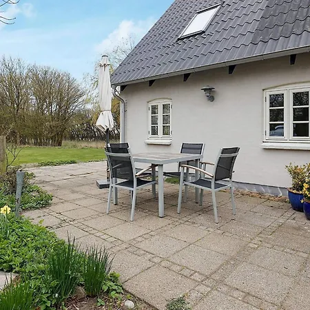 8 Person In Nyaraló *