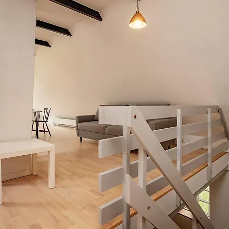 8 Person In Nyaraló *