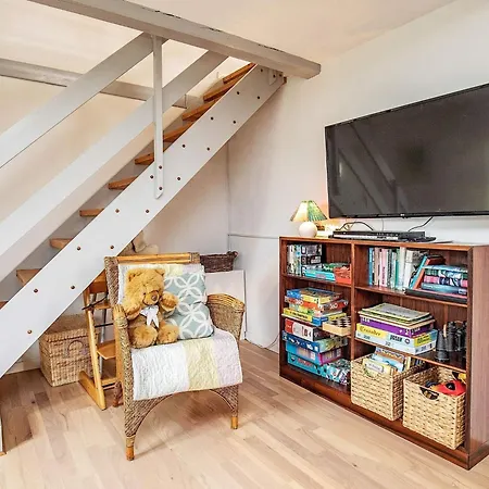 8 Person In Nyaraló