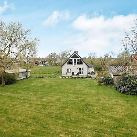 8 Person In Nyaraló *